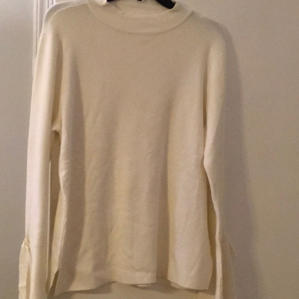 Venus Like new long sleeve, bell sleeved crewneck in great condition